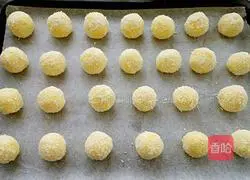 Illustration of how to make golden coconut balls 9