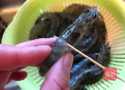 Illustration of how to make boiled shrimp 1