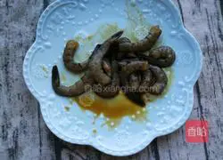 Illustration of how to wrap shrimps in wonton skins 10