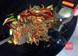 Illustration of how to make pickled pepper beef 7