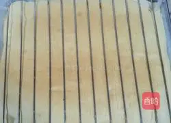 Illustration of how to make raisin cream cake roll 13