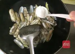 Illustration of how to make fried razor clams 8