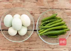 Illustration of how to make egg yolk pepper foam 1