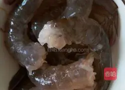 Illustration of how to make fried shrimps with celery and ginkgo 2