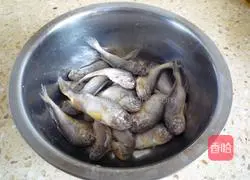 Illustration of how to make small yellow flower crispy fish 1