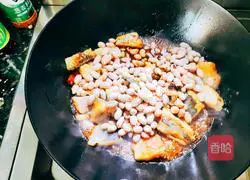 Illustration of how to cook salted fish and roast peanuts 9
