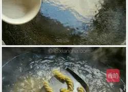 Pasta (Mushroom and Chicken Spiral Noodles in White Sauce) Recipe Illustration 3