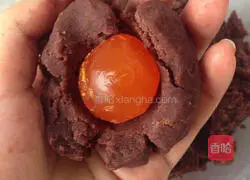 Illustration of how to make Cantonese bean paste and egg yolk mooncakes 9