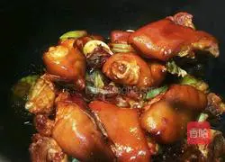 Stewed Pig Illustration of how to make hoof 6