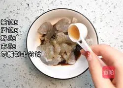 Stir-fried shrimps with broccoli Illustration of how to do it 1