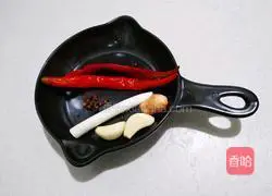 Illustration of how to make fried pork slices with pickled peppers and bamboo shoots 2