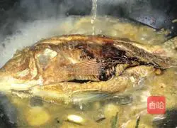 Illustration of how to cook crucian carp with coriander 9