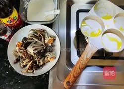 Illustration of how to make noodles with crab 3