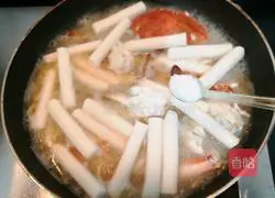 Illustration of how to make swimming crab braised rice cake 11