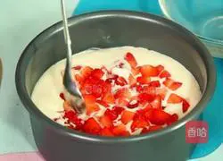 Illustration of how to make strawberry cheese mousse 12