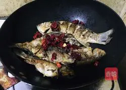 Illustration of braised wild crucian carp 4