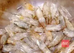 Illustration of how to make dry fried shrimp heads 1