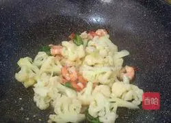 Illustration of how to make fried cauliflower with shrimps 8