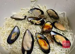 Illustration of braised mussels and enoki mushrooms 5