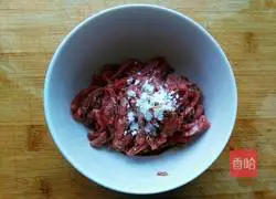 Illustration of how to make fried beef with celery 3