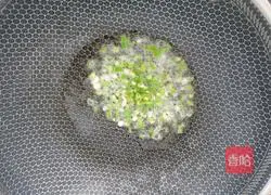 Illustration of how to make fried asparagus, carrots and shrimps 6