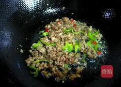 Stir-fried minced pork and shredded eggplant Practice illustration 3