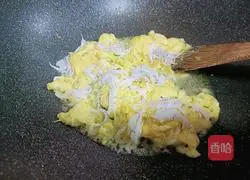 Illustration of how to make whitebait scrambled eggs 6