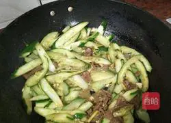 Illustration of how to make cucumber and beef 10