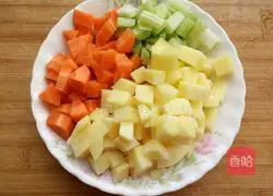 Illustration of how to make stir-fried pork belly with three cubes 1