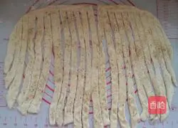 Illustration of how to make pretzel and salt hand-pulled biscuits 4