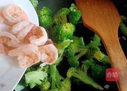 Illustration of how to stir-fry shrimps with broccoli 12
