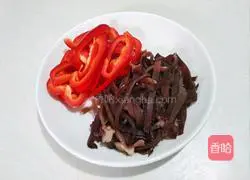 Illustration of how to make twice-cooked pork with sweet pepper and fungus 2