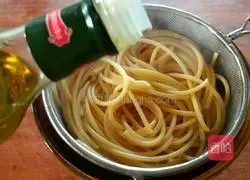 Illustration of how to make pasta (seafood pasta with pesto brandy) 6