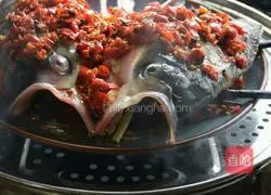 Illustration of how to make fish head with chopped pepper 12