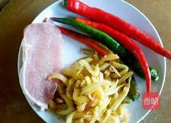 Illustration of how to stir-fry shredded pork with Hangzhou pepper and pickled mustard 1