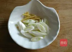 Illustration of how to stir-fry bacon with screw pepper 3