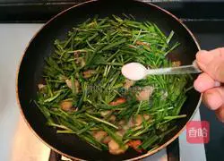 Illustration of how to cook clam meat and stir-fried leeks 11
