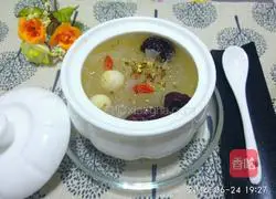 Illustration of how to make rock sugar, tremella and lotus seed soup 5