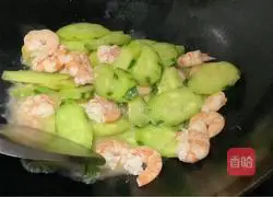 Illustration of how to make fried cucumber with shrimps 5