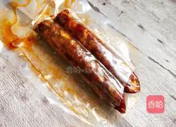 Illustration of how to make fried sausage with fresh garlic sprouts 1