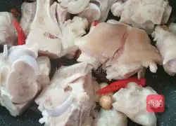 Illustration of making sauce-flavored pig's feet 4