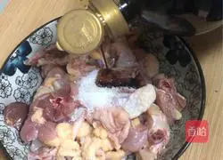 Illustration of how to make steamed chicken with red dates 5