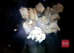 Illustration of how to cook braised short ribs with plum and chestnuts 7