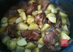 Illustration of how to cook pork ribs with small potatoes 6