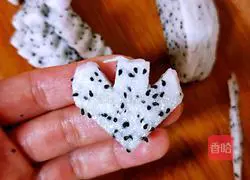 Illustration of how to make yogurt fruit salad 8