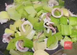 Illustration of how to stir-fry celery with squid 10