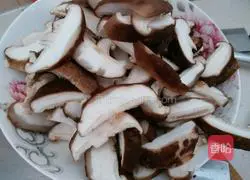 Illustration of how to make stir-fried pork with mushrooms 2
