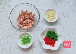 Illustration of how to make steamed king oyster mushrooms with luncheon meat 2