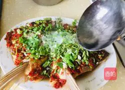Illustration of how to steam fish head with chopped pepper 13