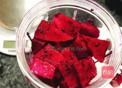 Illustration of how to make rose pitaya mousse 3